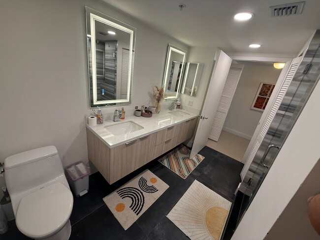 Fully renovated master bathroom - 31 SE 5th St Unit 912