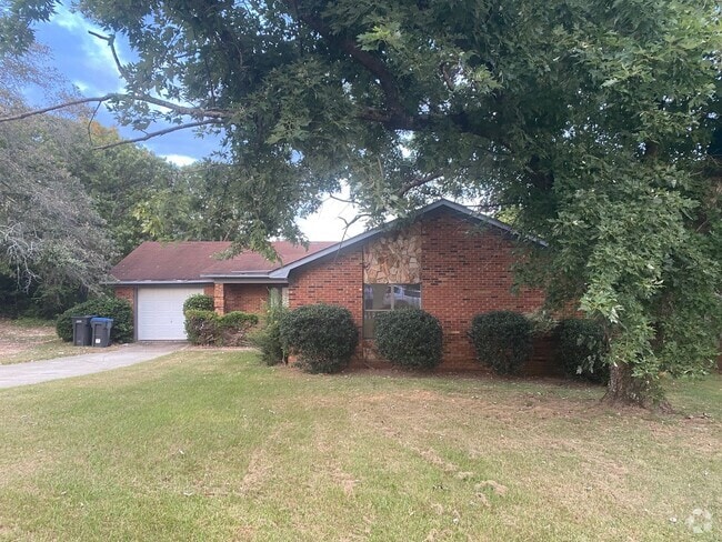 Building Photo - Large three Bedroom Home