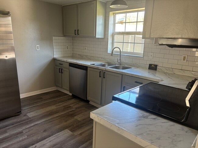 Photo - 528 France Ln