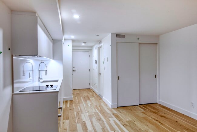 Building Photo - 3460 Rue Peel Unit 1219