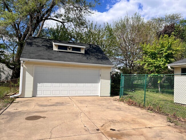 Photo - 2925 W Kenwood Ave