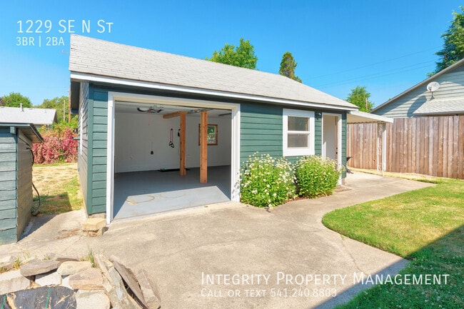 Photo - 1229 SE N St