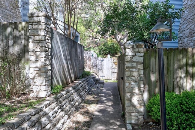 Photo - 6821 Old Quarry Ln