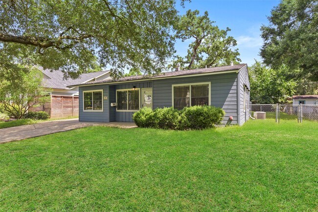 Photo - 950 Lamonte Ln House