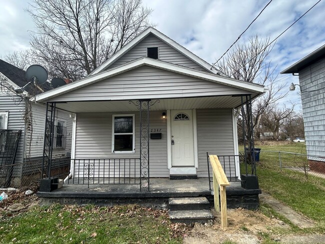 Building Photo - Charming 2-Bed Home Near Ottawa Park & University of Toledo