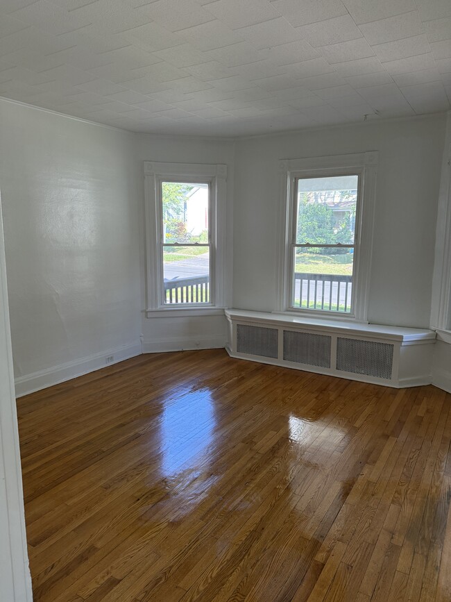 Building Photo - 647 Dewitt St Unit Lower level flat Rental