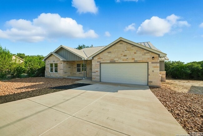 207 Deer Oaks Dr