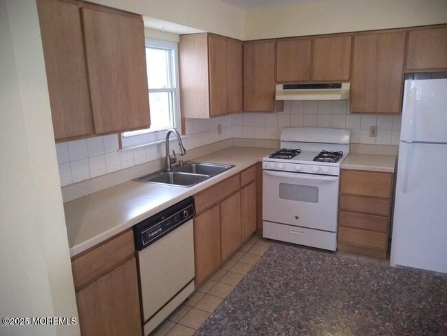 Photo - 16 Oak Leaf Ln