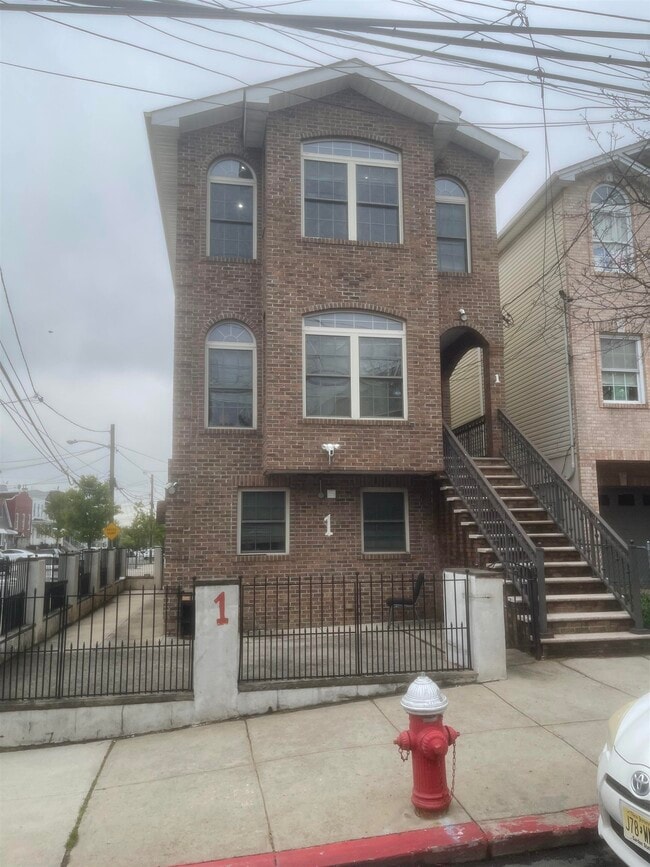 Building Photo - 1 Montrose Ave