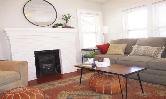 Photo - 1069 S Broadway Ave