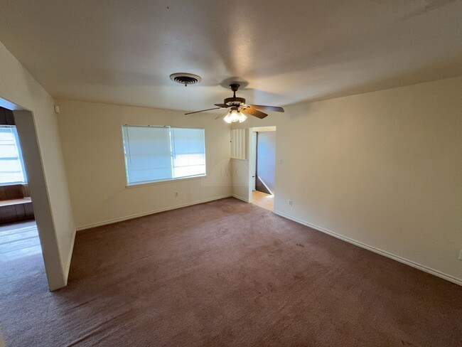 Photo - 208 Oak St