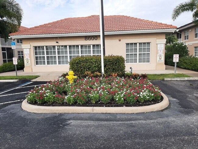 Ground Floor  2/2 Condo off Six Mile Cypress