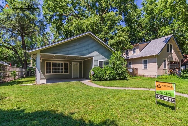 Photo - All appliances included, washer/dryer hookups!