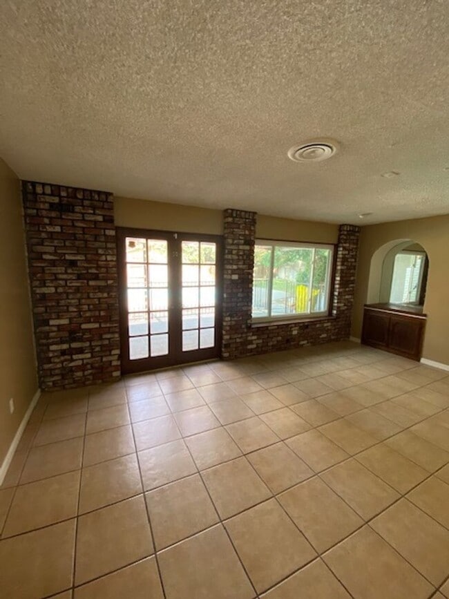 Photo - SW Bakersfield home with pool!