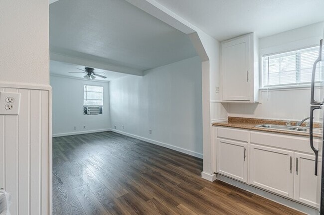 Photo - 2407 S New Braunfels Ave
