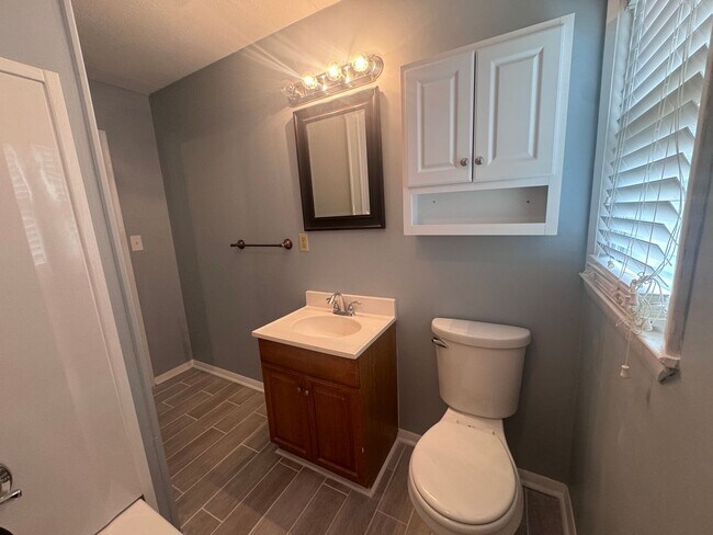 Photo - 908 Rochester Dr