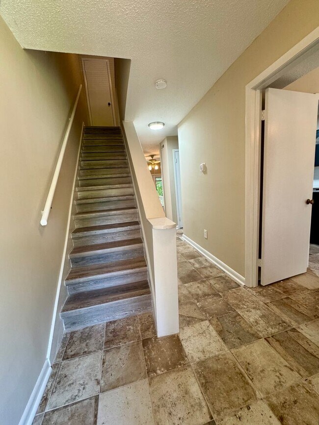 Photo - 107 Oak Tree Dr