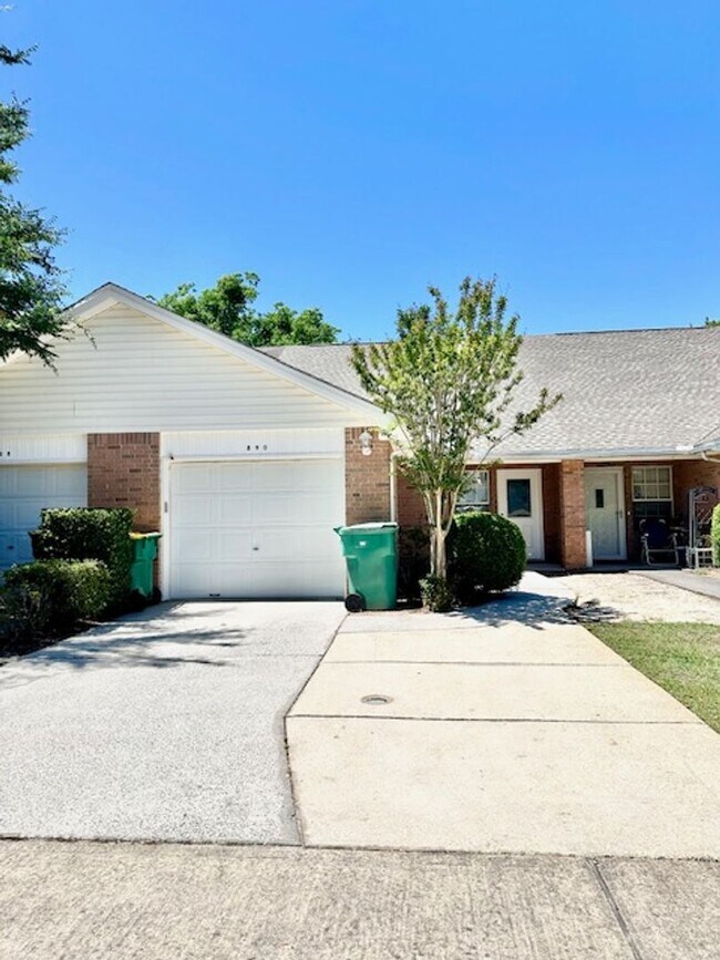 Nice 3 Bedroom FWB Townhome For Rent! - Nice 3 Bedroom FWB Townhome For Rent!