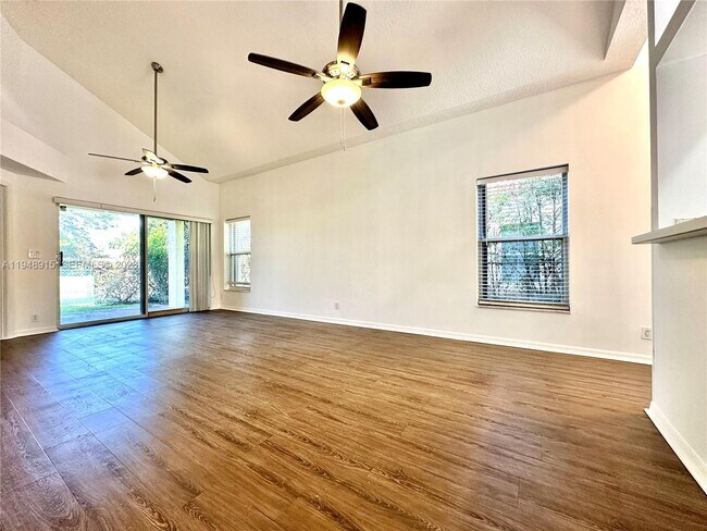 Photo - 1013 Via Jardin