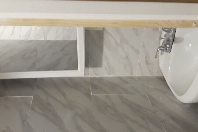 Bathroom sink - 702 Evergreen Ave Unit 1R