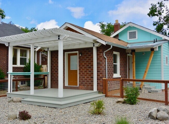 Building Photo - Irresistible MidTown 1&2 BD w/ Yard! Unit 227 Moran