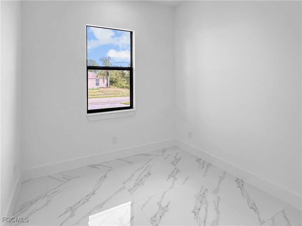 Photo - 916 Sara Ave N