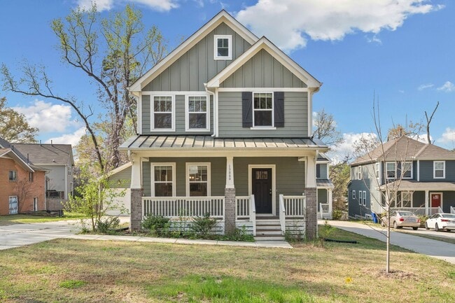 Building Photo - Gorgeous 4be/3ba With Fenced-In Backyard