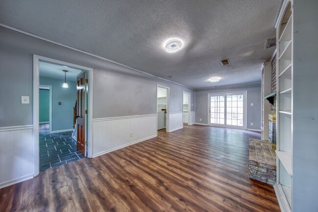 105 Newton Ln