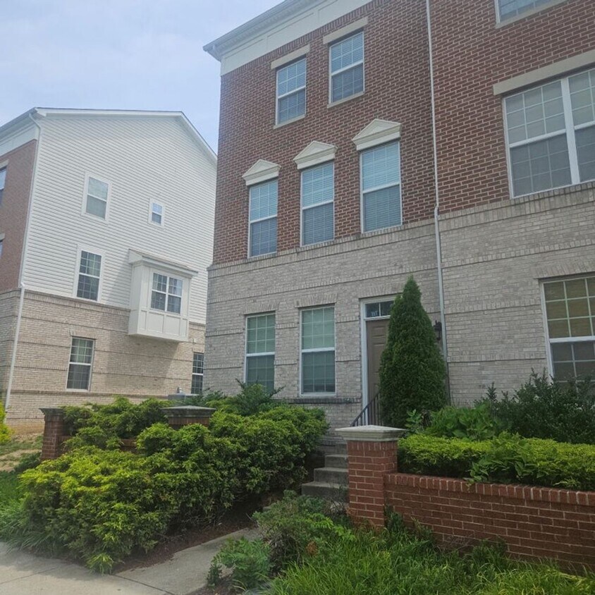 Beautiful 4-Bed, 3.5-Bath End Unit Townhom... - Beautiful 4-Bed, 3.5-Bath End Unit Townhom...