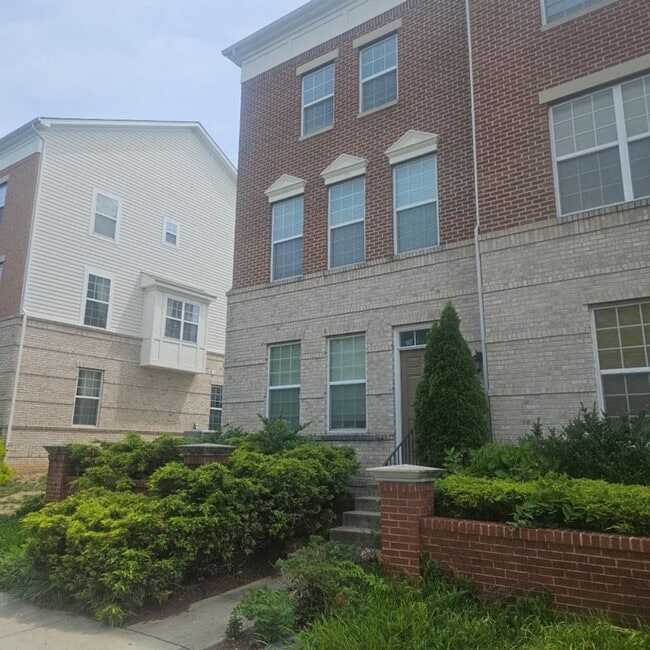 MOVE-IN SPECIAL! Beautiful 4-Bed, 3.5-Bath... - MOVE-IN SPECIAL! Beautiful 4-Bed, 3.5-Bath... Townhome