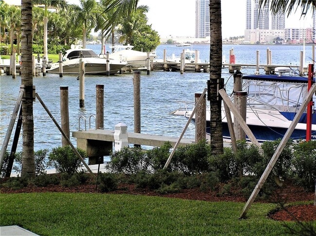 Building Photo - 3340 NE 190th St Unit 109