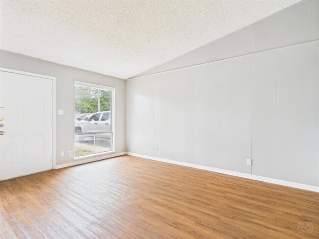 Photo - 616 W 51st St