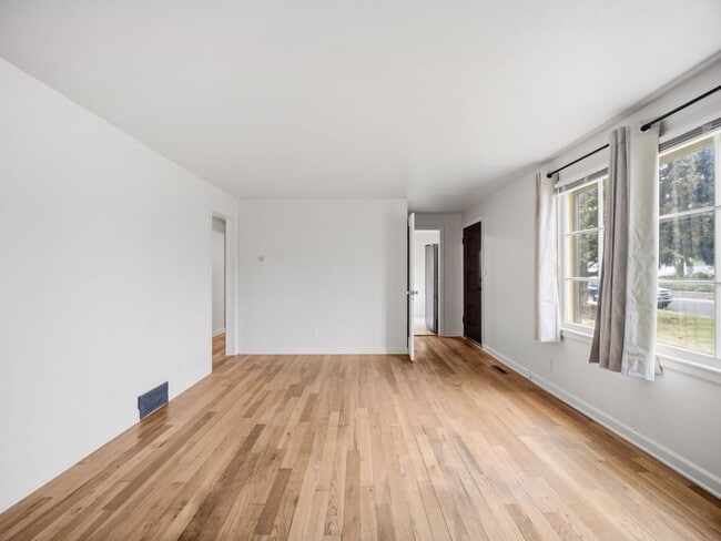 Photo - 2403 W Everett Ave
