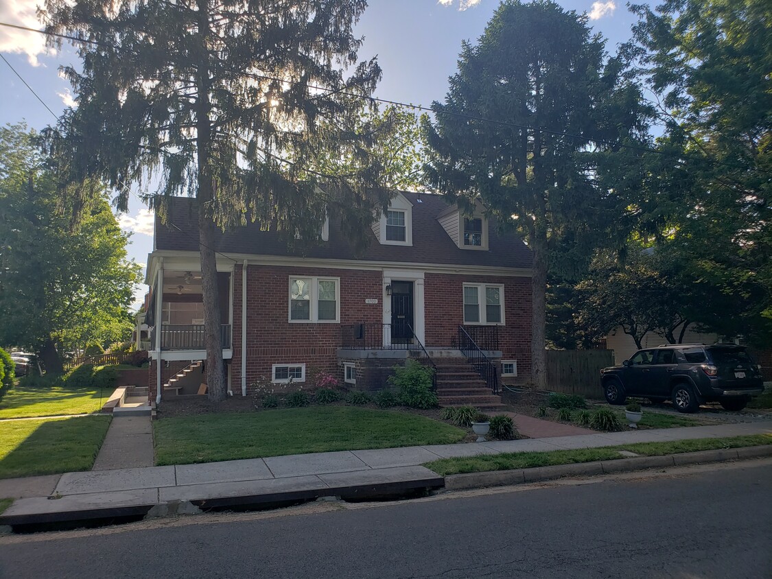 outside view of the triplex - 1700 Dewitt Ave (Alexandria, VA)