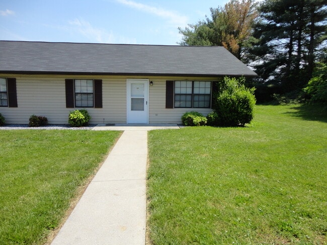 Building Photo - 2 Bedroom Duplex – Move-In Ready! Rental