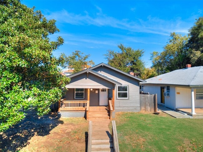 Building Photo - 1215 NW 8th St