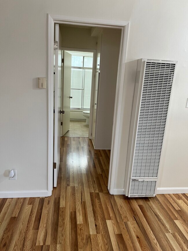 Photo - Sherman Oaks Moorpark Apartments