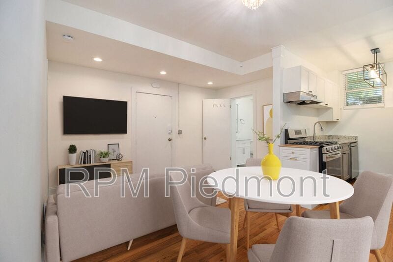 Photo - 741 Frederica St NE