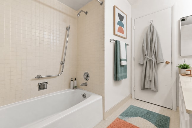 Legacy Place Apartments - Southfield, MI