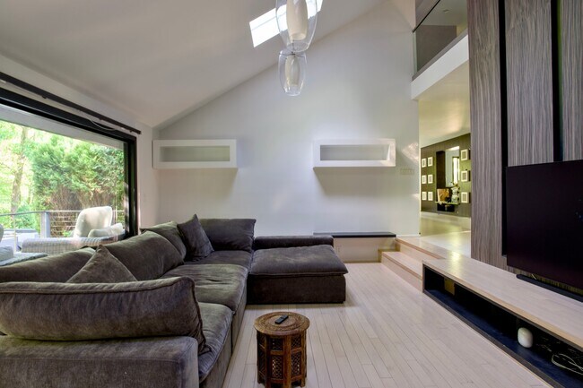 Photo - 329 Glen Rd