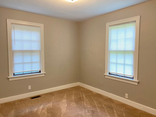 Photo - Great location 2 bedroom 1 bath home near ...