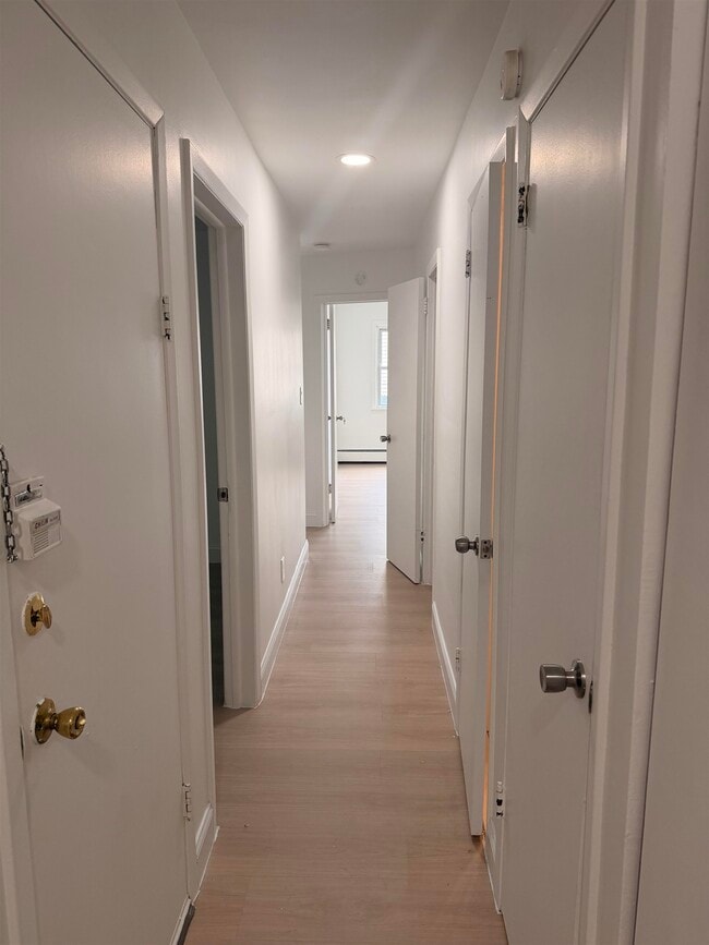 Photo - 24 E 18th St