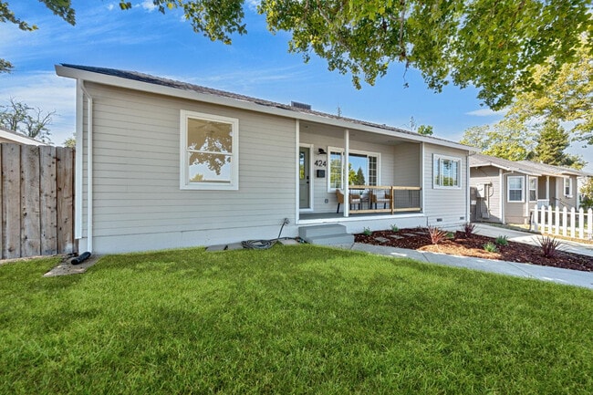 Building Photo - 424 Stanford Ave