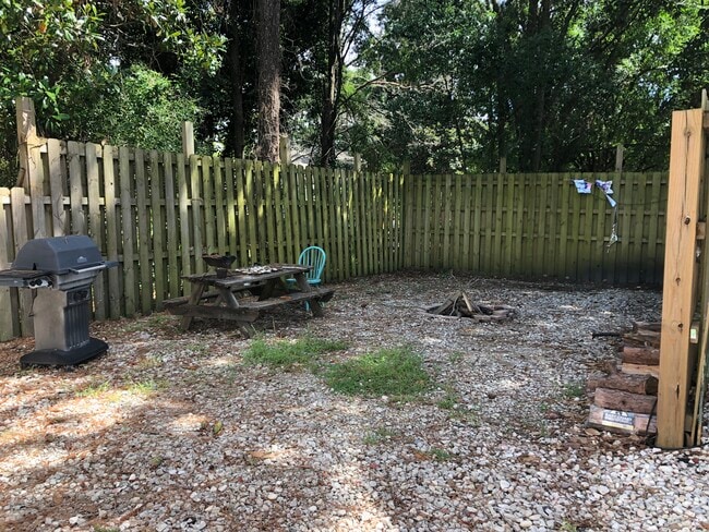 Shared outdoor space - 202 Dixie Ave