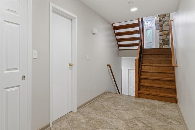 Photo - 709 Clyde St