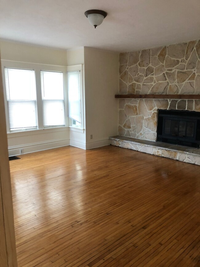 Living room - 1815 W Bradley Ave