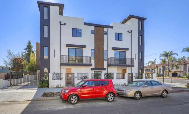 Photo - RECENTLY RENOVATED TOWNHOME | 5 BED 5 BATH | PRIVATE ROOFTOP DECK | PET FRIENDLY | SPACIOUS BEDR...
