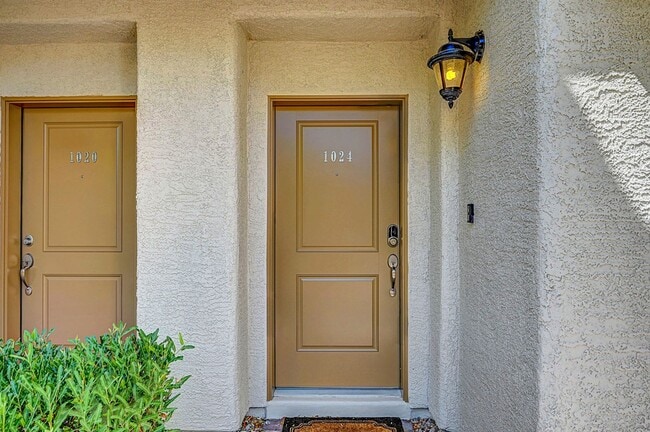 Building Photo - Stunning three bedroom in guard gated Tuscany! Tons of upgrades!