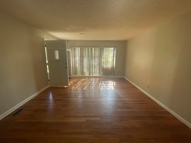 Building Photo - 2320 Deborah Dr Rental