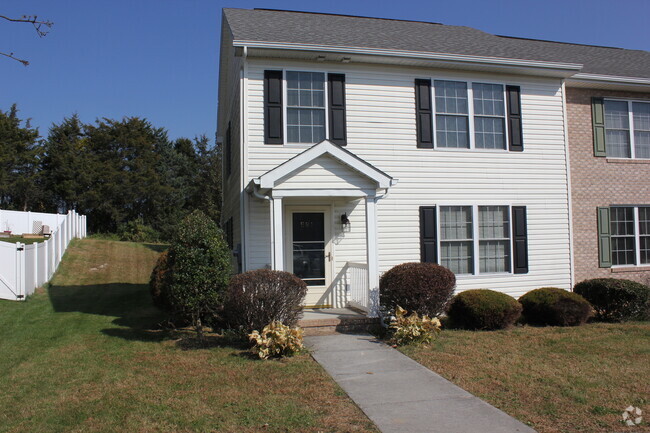 Building Photo - 3 Bedroom, 2.5 Bath Duplex Rental